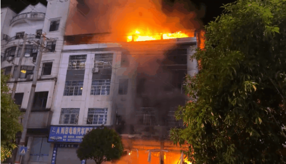 民房夜晚突发大火！