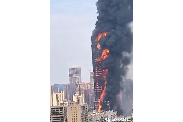 湖南长沙一栋电信大厦发生火灾