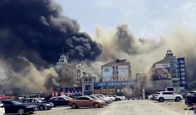 痛惜！杭州火灾致“2名消防员”牺牲：施工不当，责任人被抓！